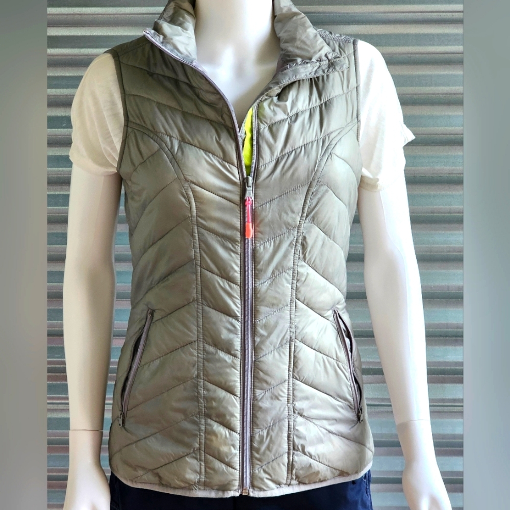 Tek Gear Gray nylon vest, taylored/fitted, sz Sm, puffer